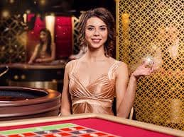 Tampilan studio live Casino Hold'em di air togel dengan dealer profesional dan meja kartu