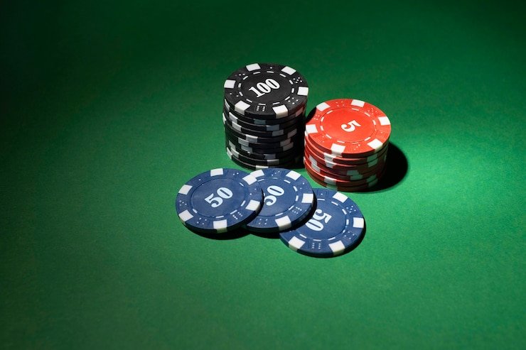 Meja Casino Hold'em menunjukkan kartu pribadi pemain dan taruhan awal di air togel